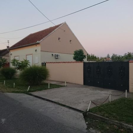 Guest House A'Storia Рума Екстериор снимка