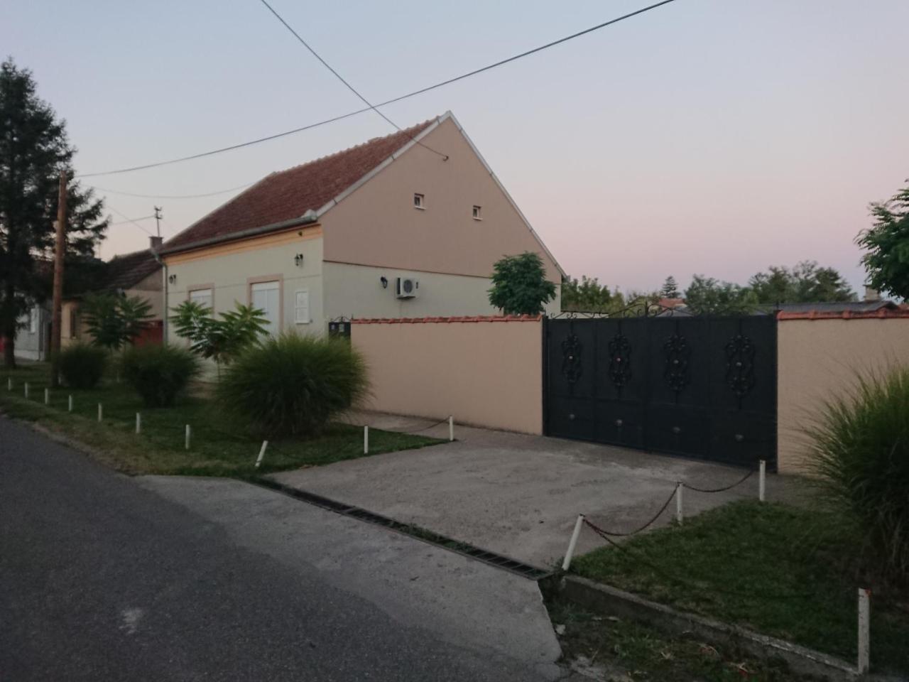 Guest House A'Storia Рума Екстериор снимка